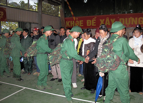 Thanh niên các dân tộc Điện Biên hăng hái lên đường nhập ngũ ảnh 1